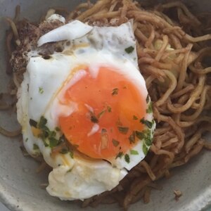 とろとろ卵で☆目玉焼き乗せ焼きそば